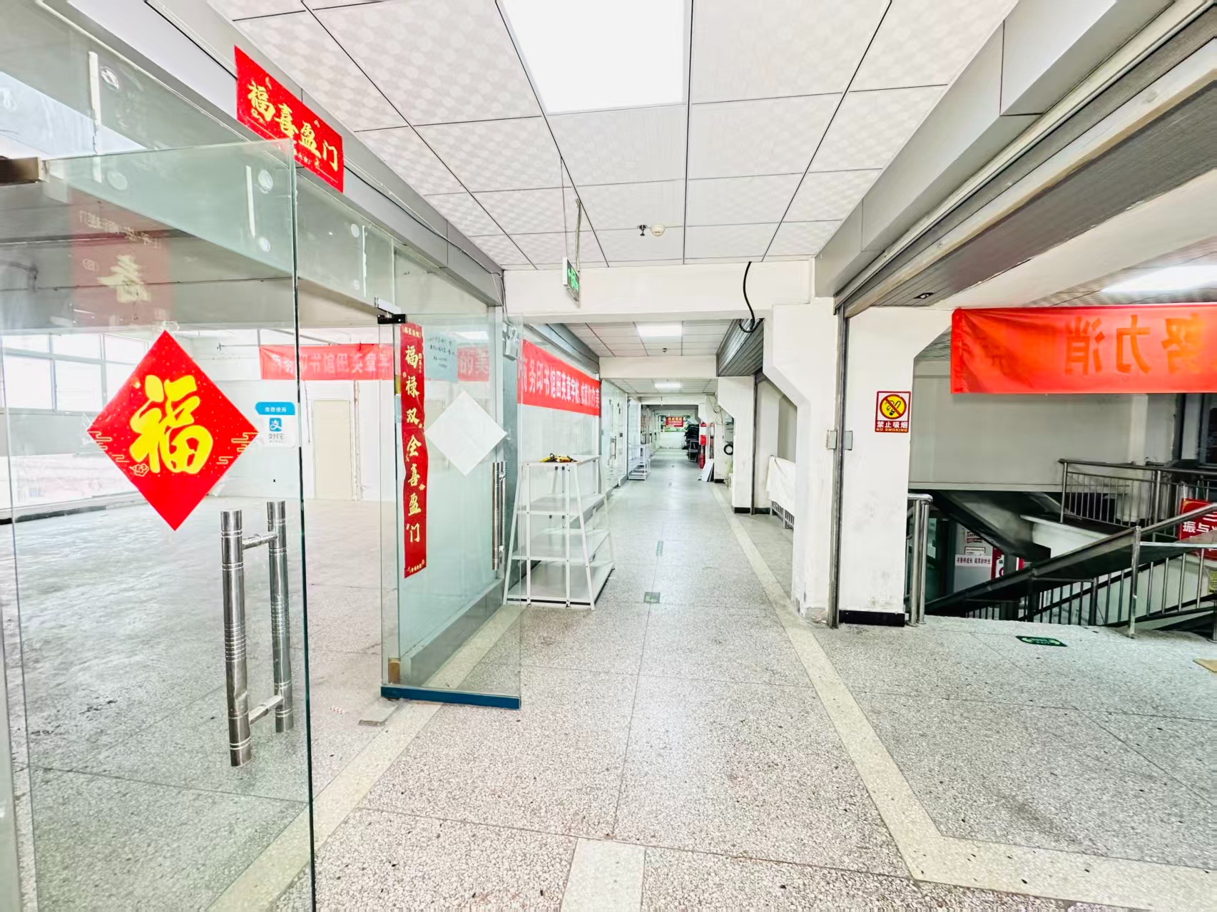 熙春西路灵活办公空间，满足企业不同发展阶段需求 ✨ 商业配套完善，助力企业快速成长 ✨ AI产业资源链接，共建创新生态 ✨ 办公、展示、运营一体化空间  现在入驻，抢占AI产业发展新赛道！_COPY
