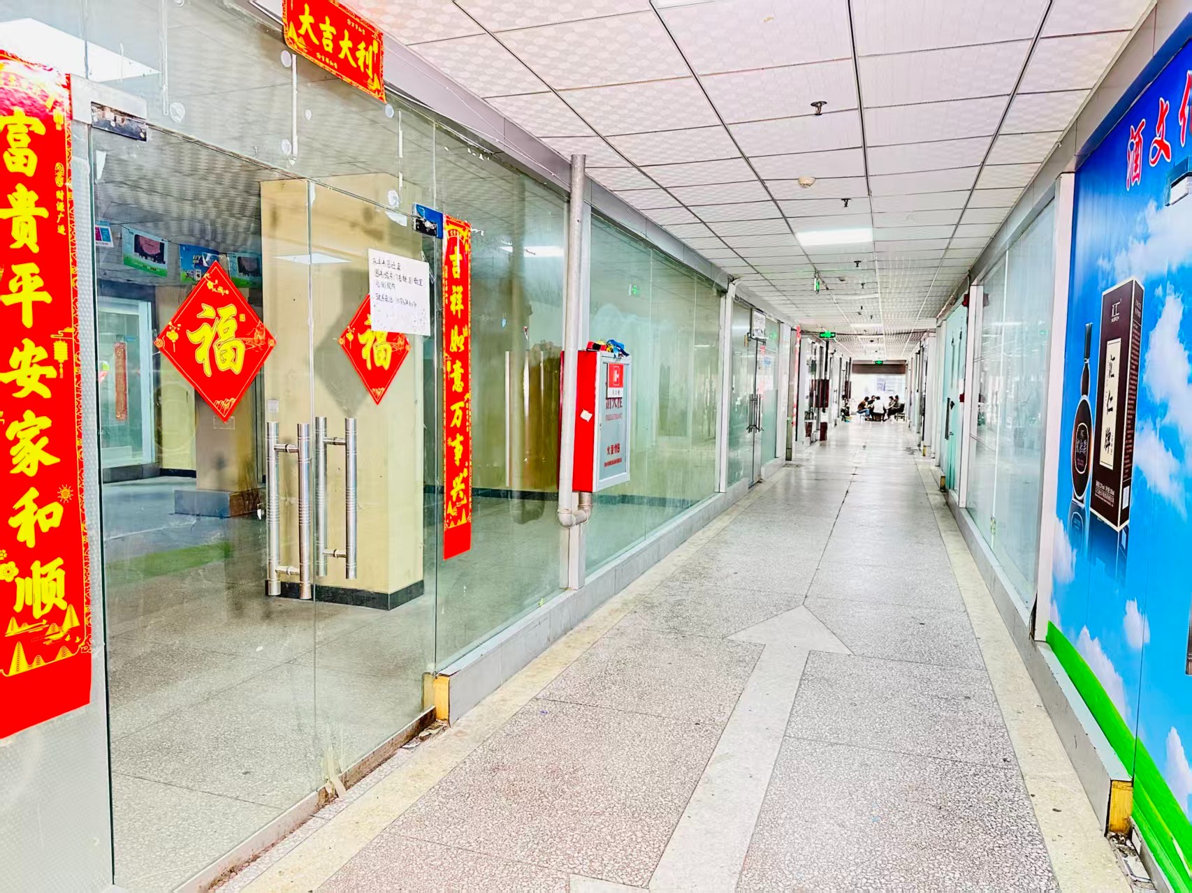 熙春西路园区位于洛阳市老城区春都路商贸核心区域，周边商业氛围成熟，交通便利，配套完善。依托传统副食品商贸资源，园区具备良好的经营基础和人气优势，是企业办公、商品展示、批发零售及创业发展的理想选择。