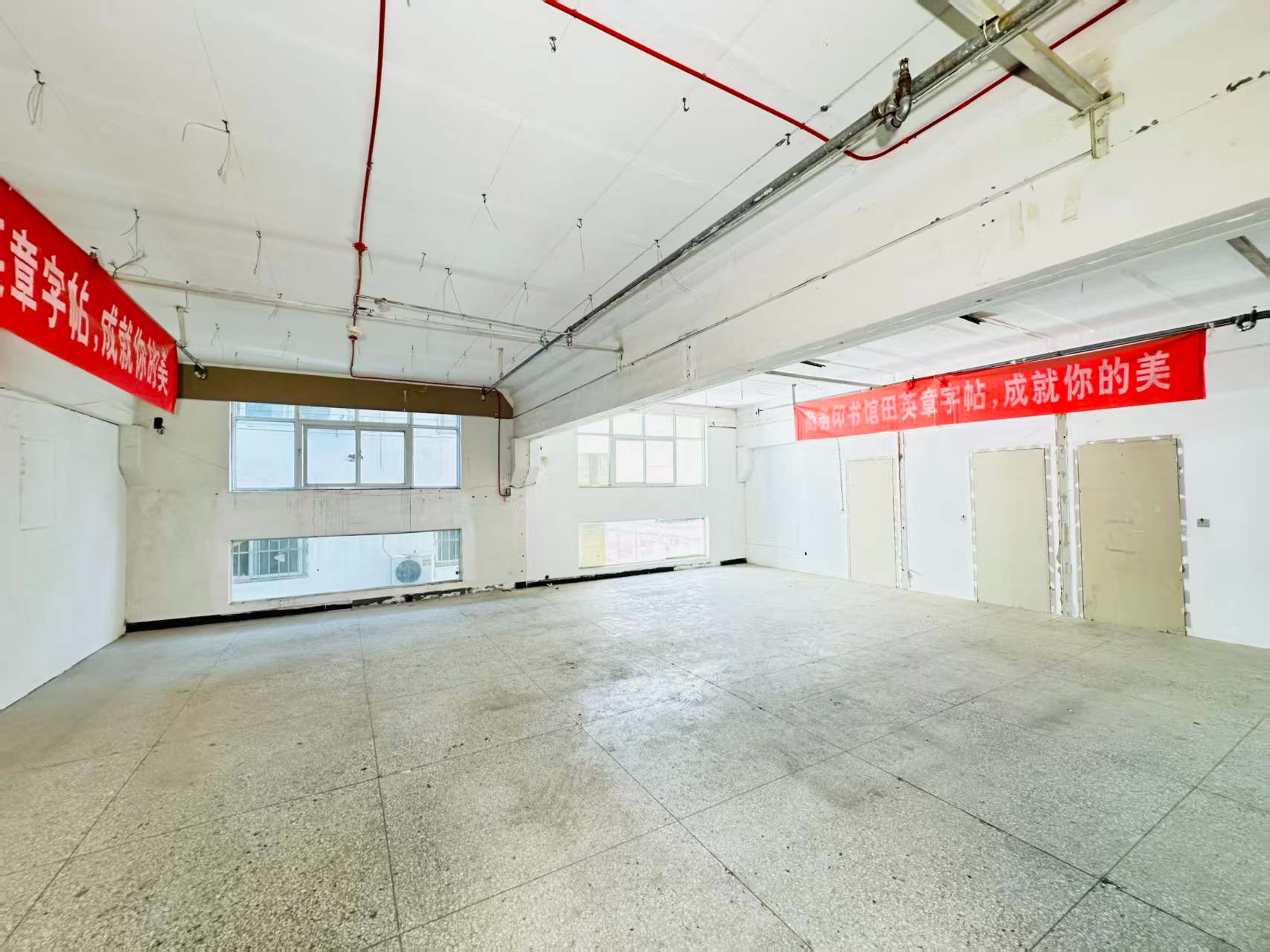 熙春西路重点吸引人工智能应用、数字经济、电商直播、智能制造服务、软件开发、科技创新企业及创业团队入驻
